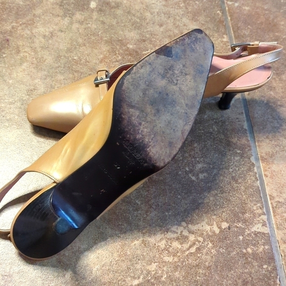 Prada sling back patent leather Kitten heels. - Picture 5 of 7